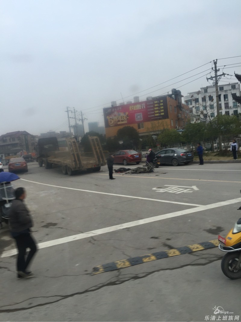乐清到虹桥收费站旁边,出车祸了