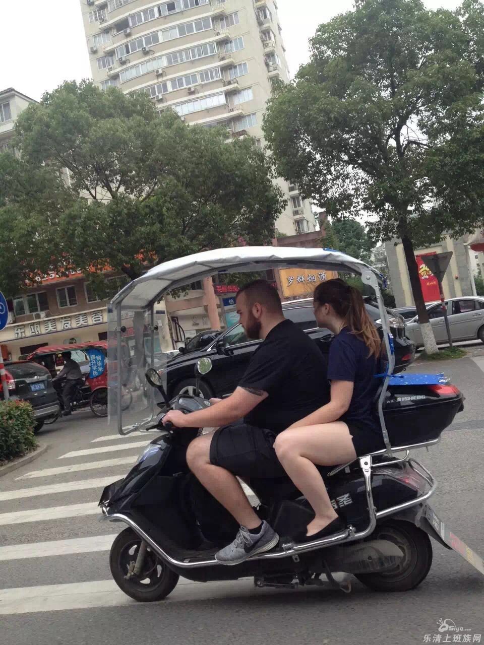 老外骑电瓶车上路