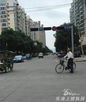 虹桥飞虹南路红绿灯失灵,过往车辆注意安全