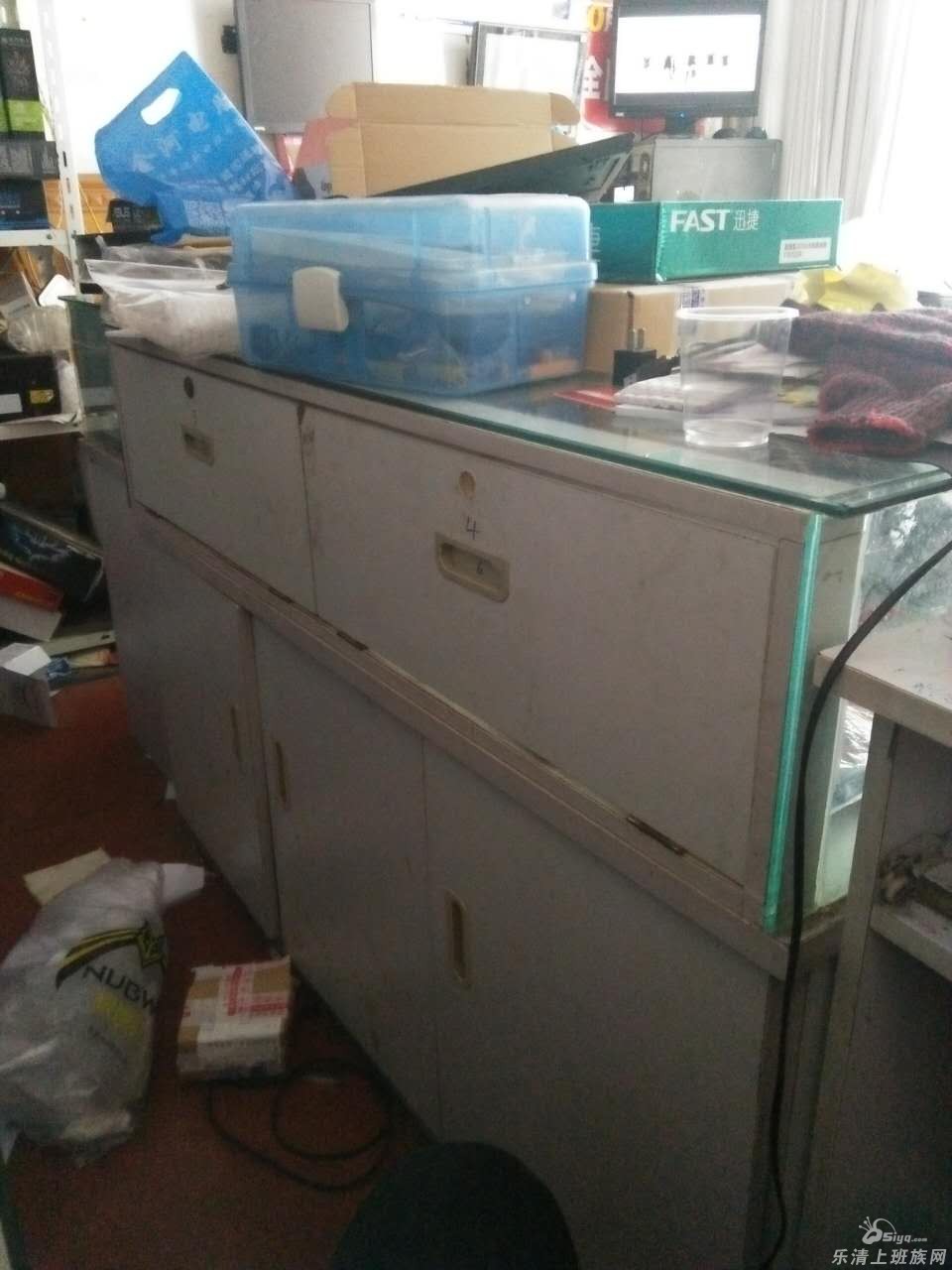 2手出售7-8成新玻璃展柜2个,长1米2宽0.5米适