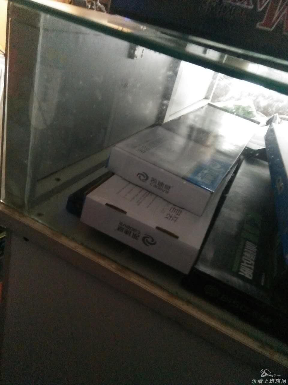 2手出售7-8成新玻璃展柜2个,长1米2宽0.5米适