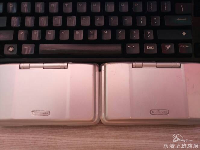 出两个九成新nds任天堂掌机游戏机,口袋妖怪等