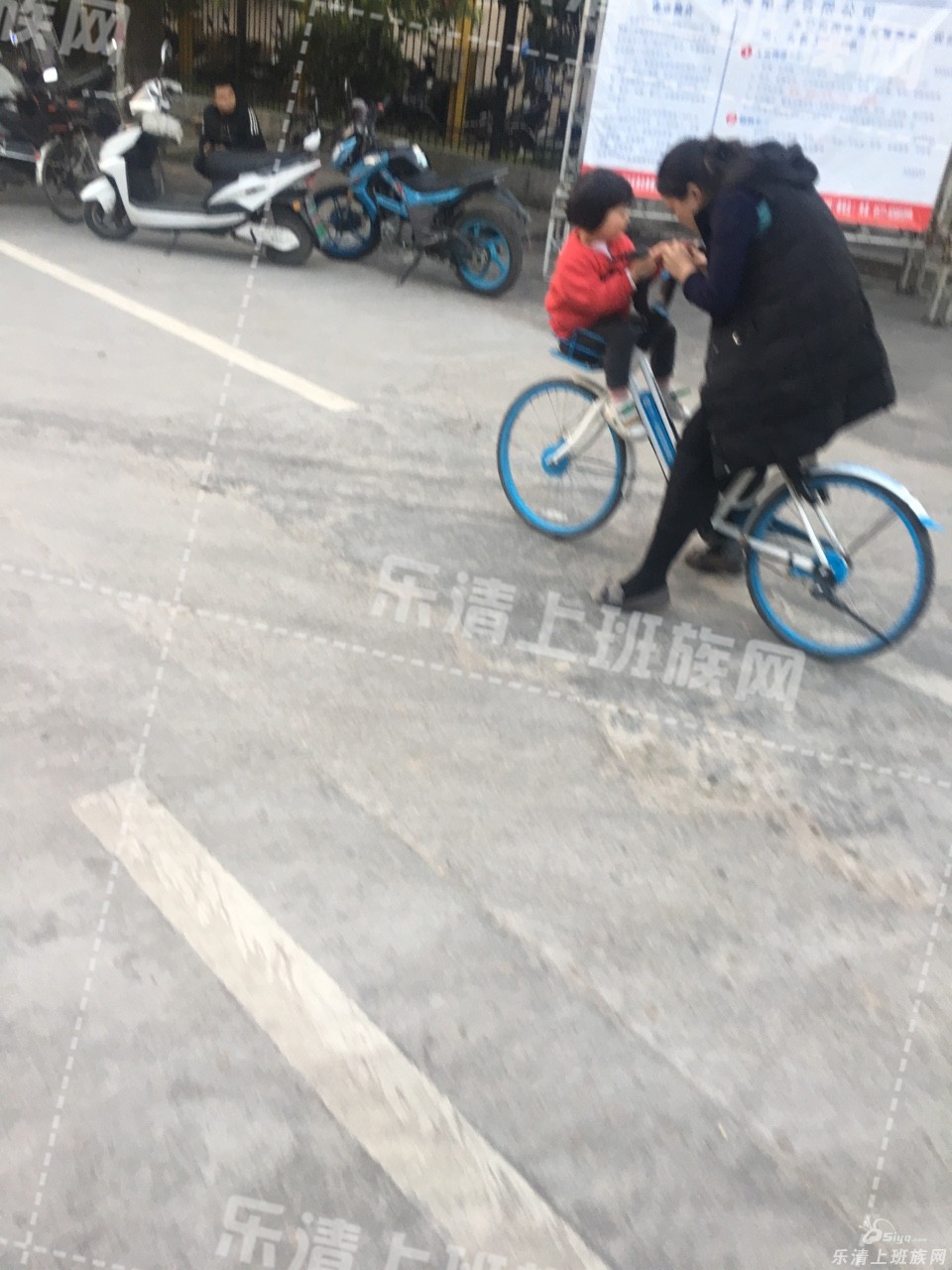 乐清街头,哈罗单车,即可载物,也可带人?