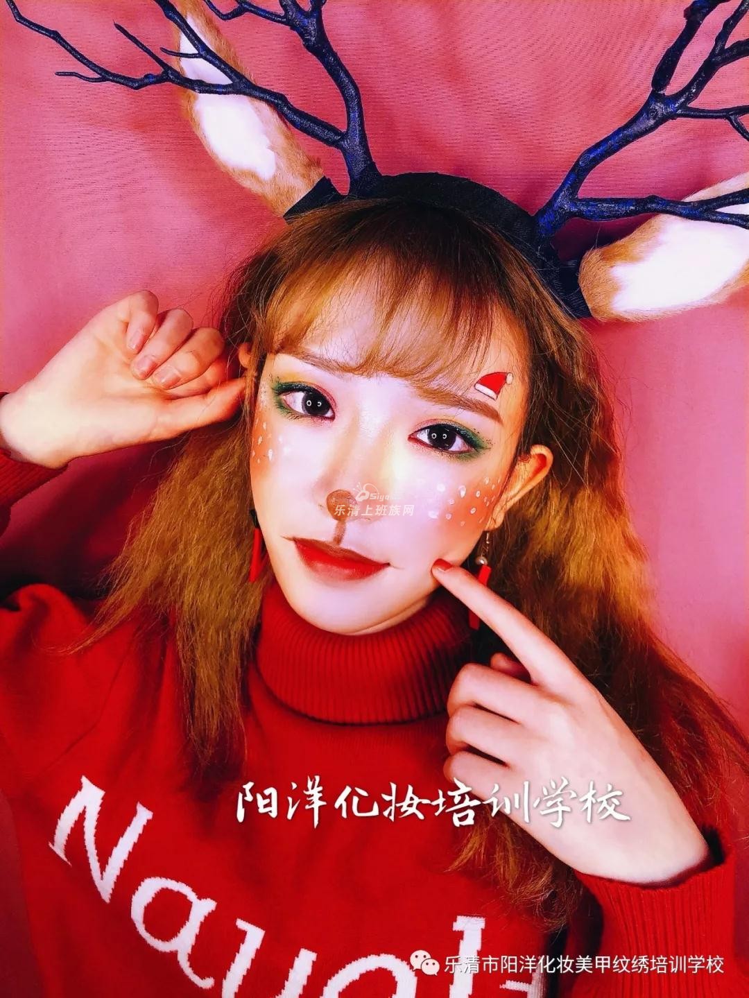 最后用绿色勾勒一条眼线,让眼睛看起来像小鹿一样大而无辜.