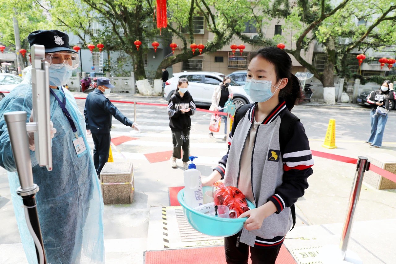 乐成第一中学学生罚校现场