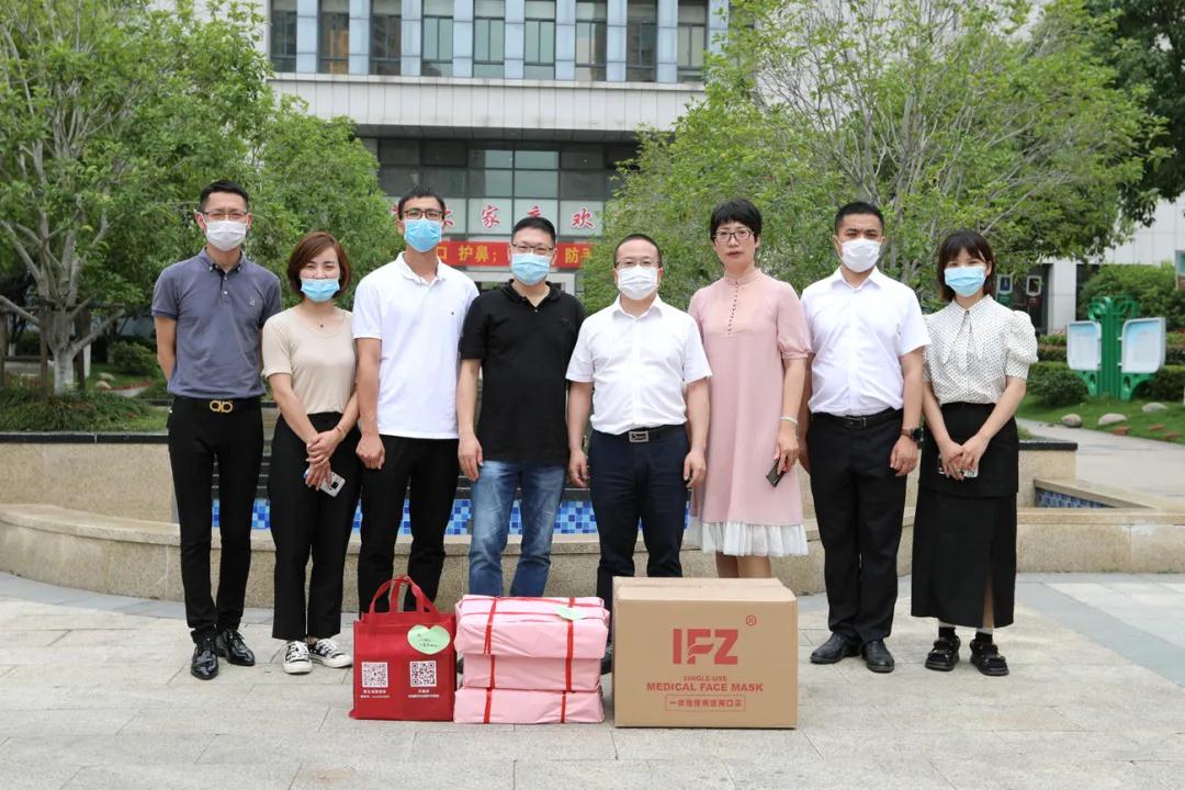 城东街道党工委书记卓赛龙一行"六一"前夕走访慰问育英师生