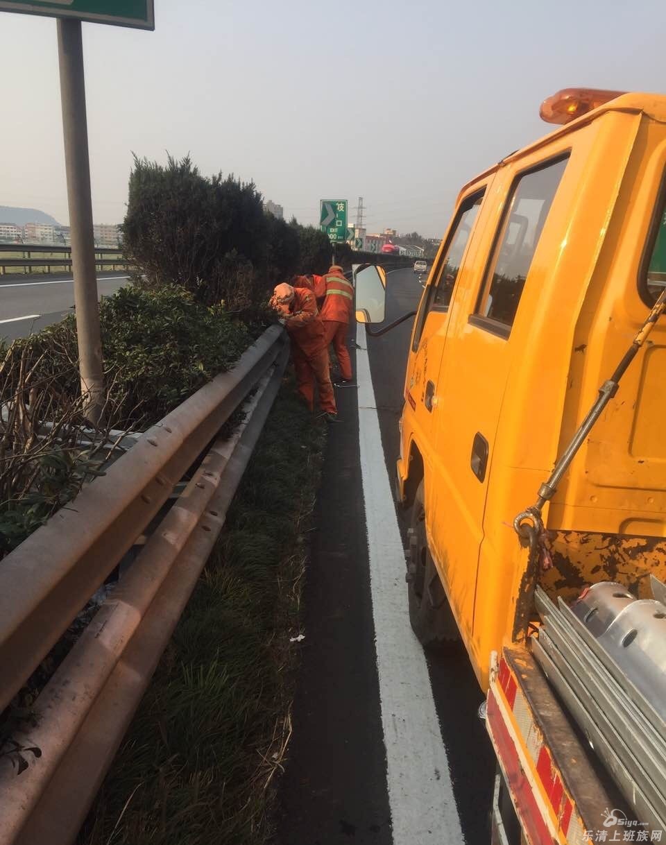 沈海高速往福建方向南岳段护栏施工,请注意避让!