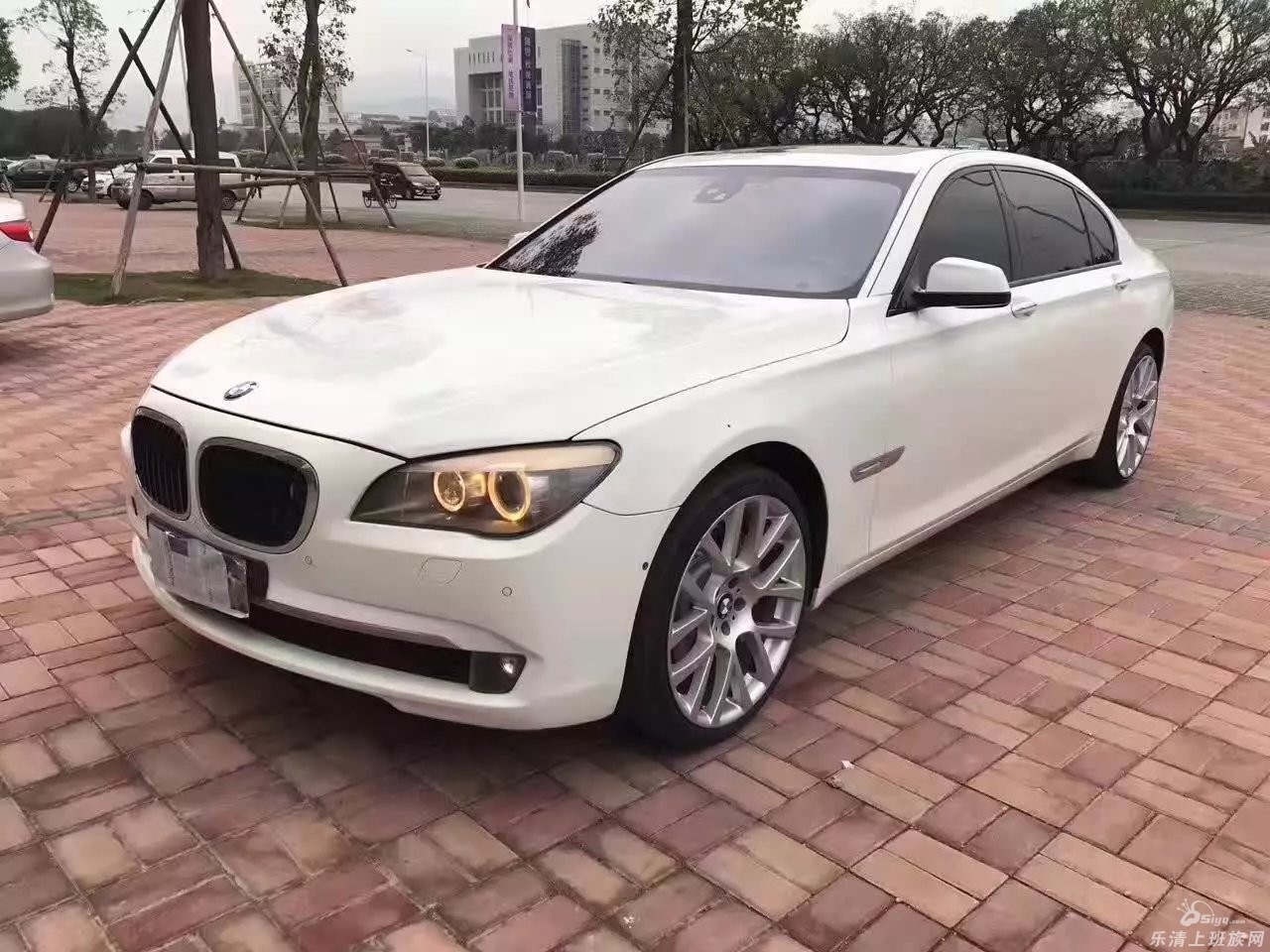 2012款宝马750li 白色米白内