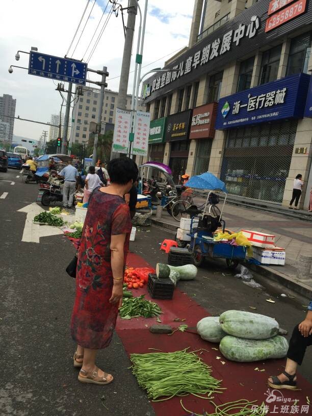 马路还是菜市场?丹霞路被卖菜小贩占领,严重影响交通!