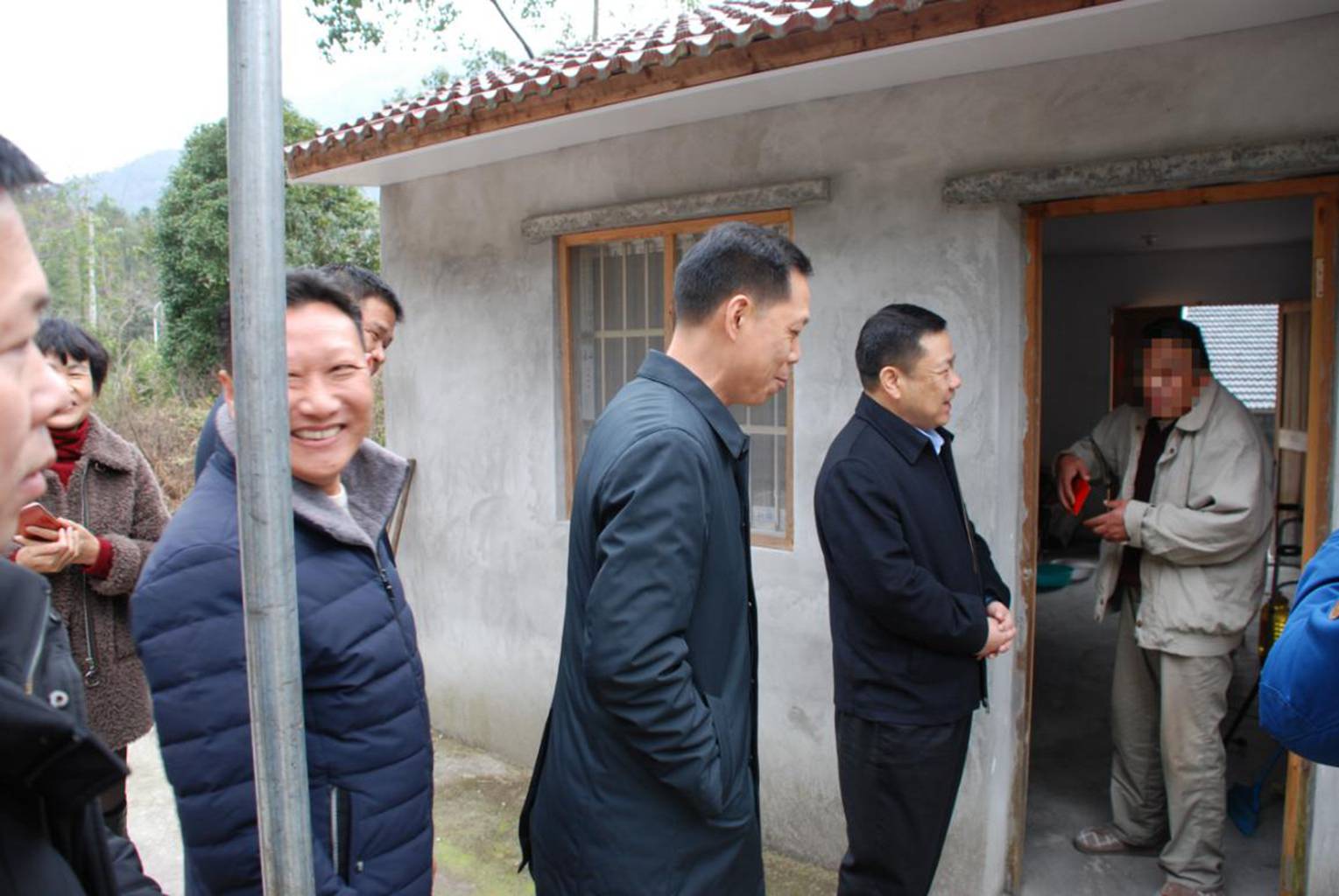 市领导潘云夫,范晓东,余协献,潘勇率队到芙蓉镇开展"结对帮扶"活动