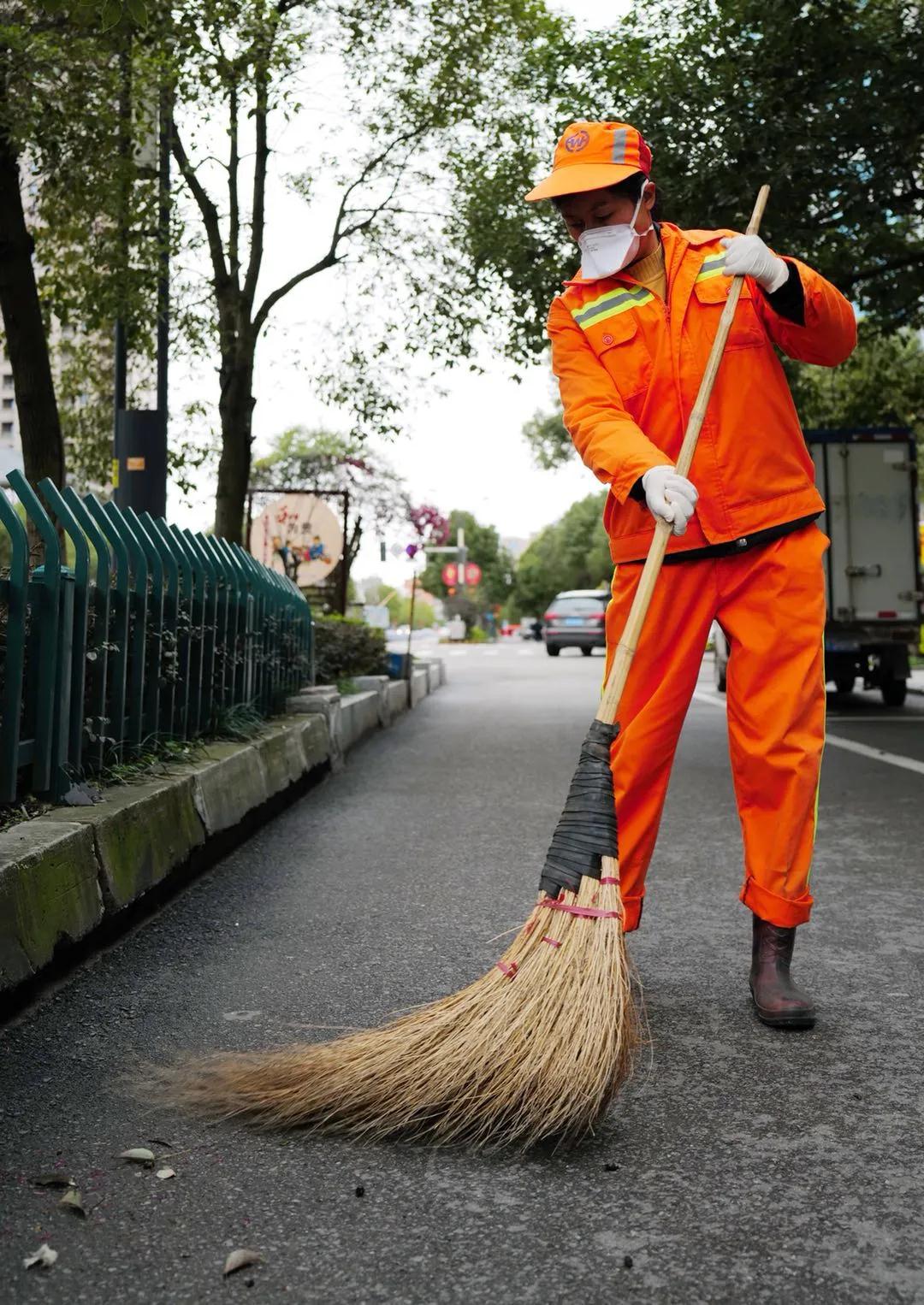 "大块头"扫街真干净 柳市镇推行保洁市场化新模式